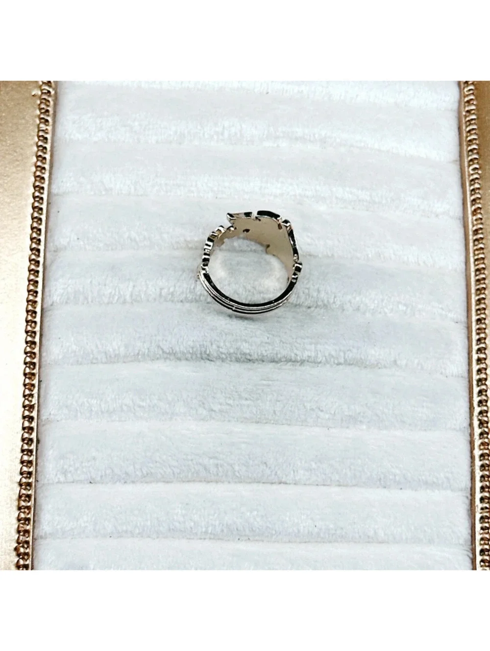 3023u. Goldtone Leaf Ring 6.5